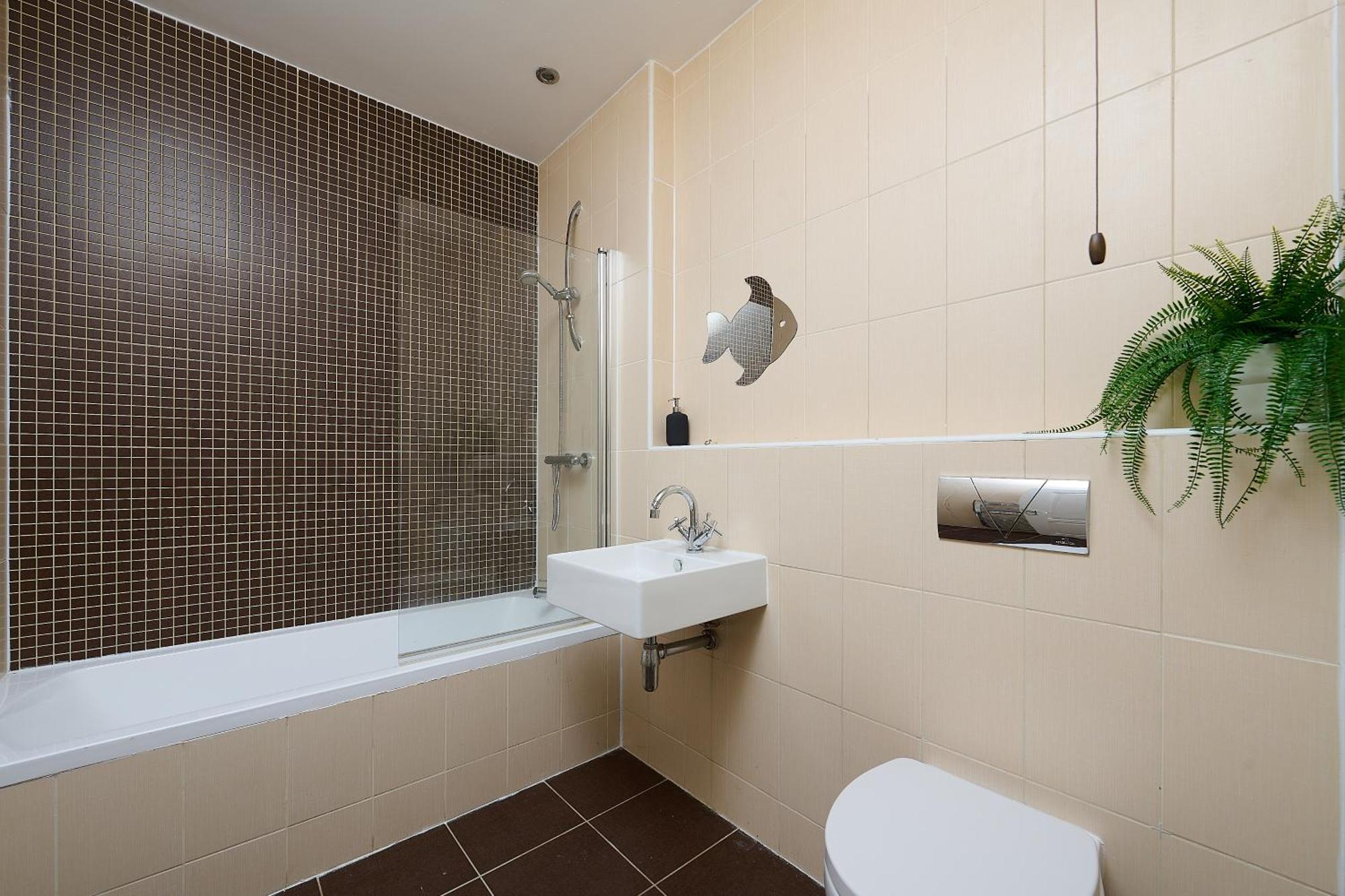 Spacious For Large Families And Contractors Wolverhampton