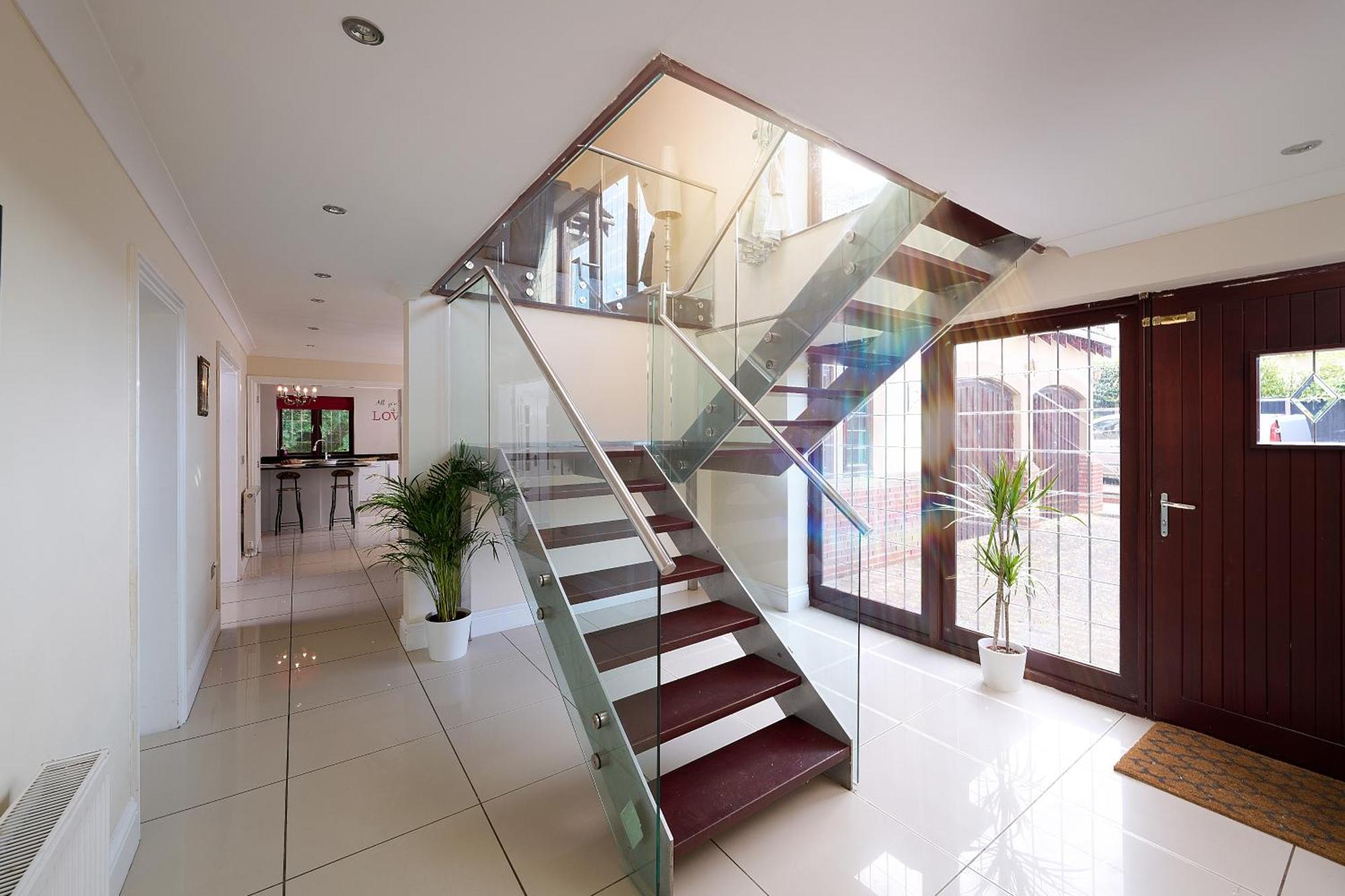 Spacious For Large Families And Contractors * Wolverhampton