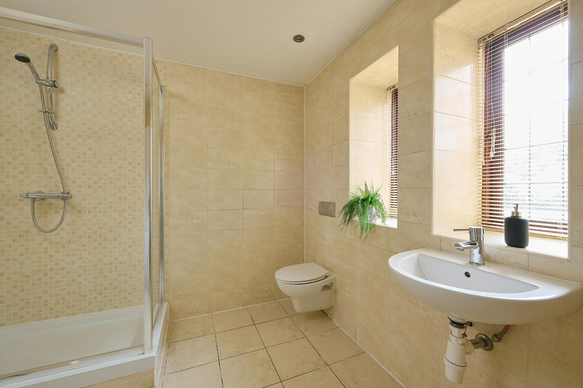 Spacious For Large Families And Contractors * Wolverhampton