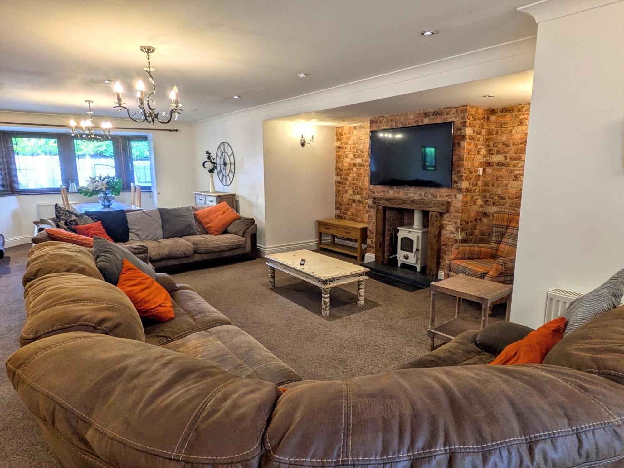 Spacious For Large Families And Contractors * Wolverhampton